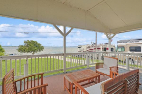 Tranquil Lakeside Escape 2 Bedrooms Patio Views